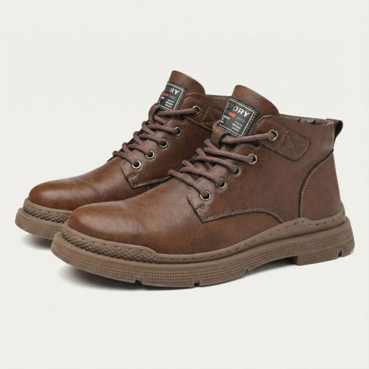Men's boots with round toe, lace up front and contrast stitching