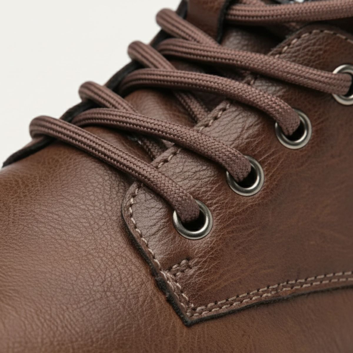 Men's boots with round toe, lace up front and contrast stitching