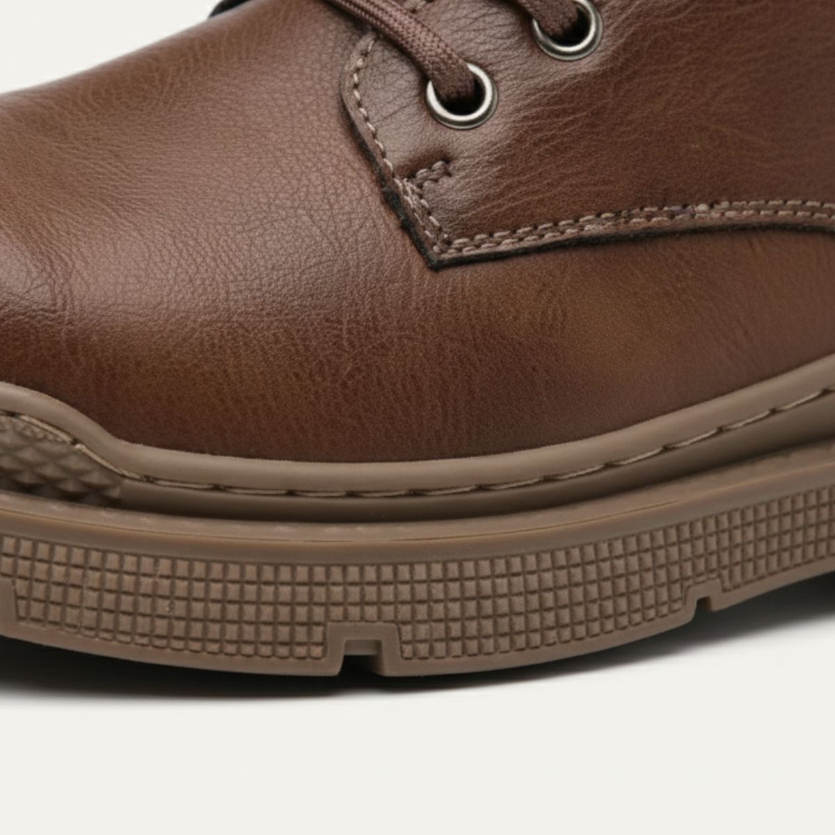 Men's boots with round toe, lace up front and contrast stitching