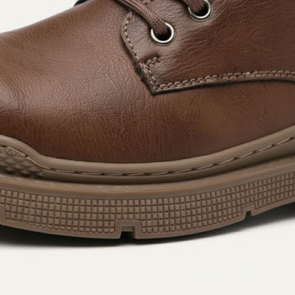 Men's boots with round toe, lace up front and contrast stitching