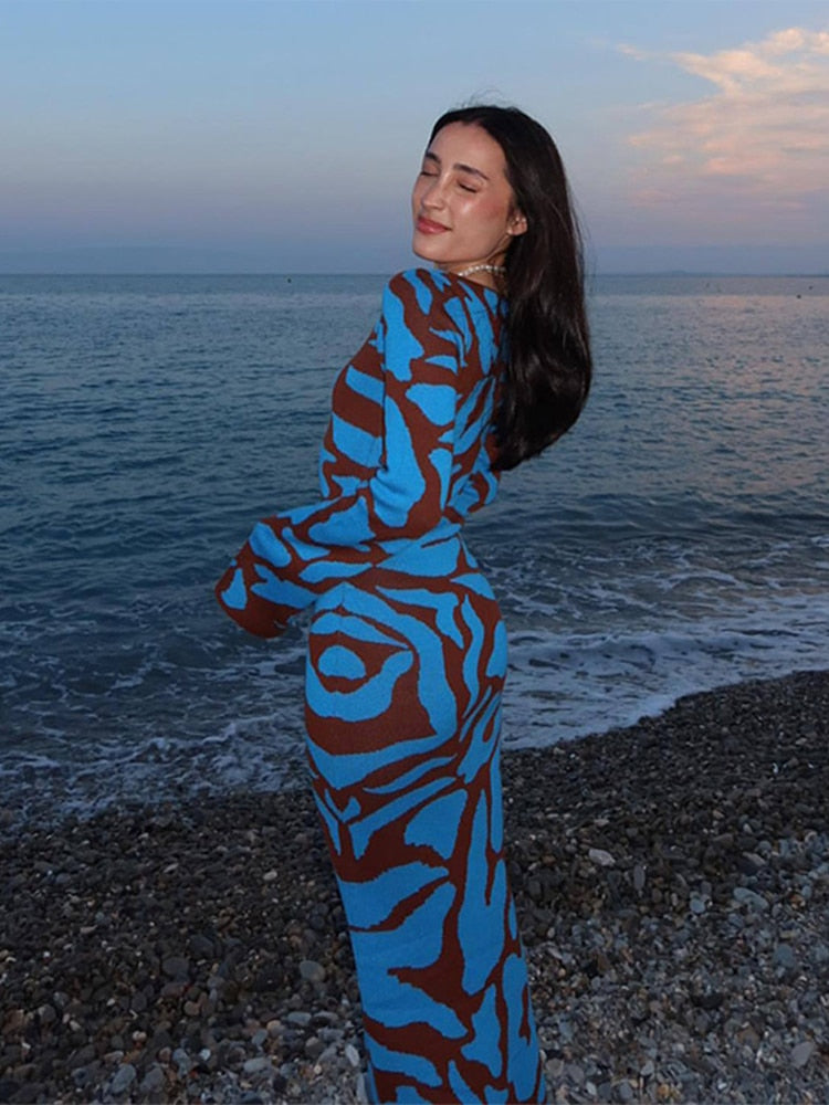 Maxi sweater dress for women with long sleeves and flared cuffs