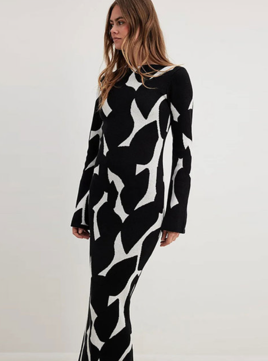 Maxi sweater dress for women with long sleeves and flared cuffs