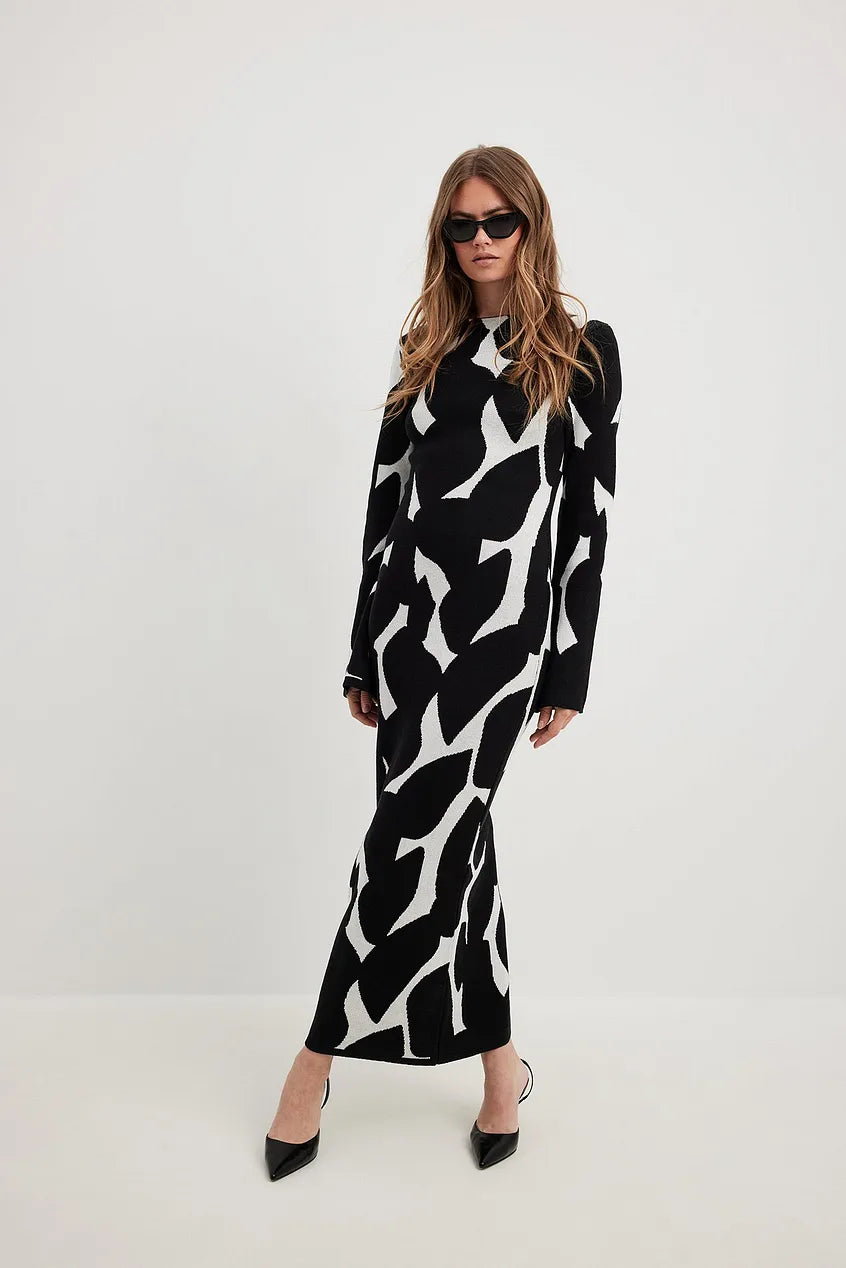 Maxi sweater dress for women with long sleeves and flared cuffs
