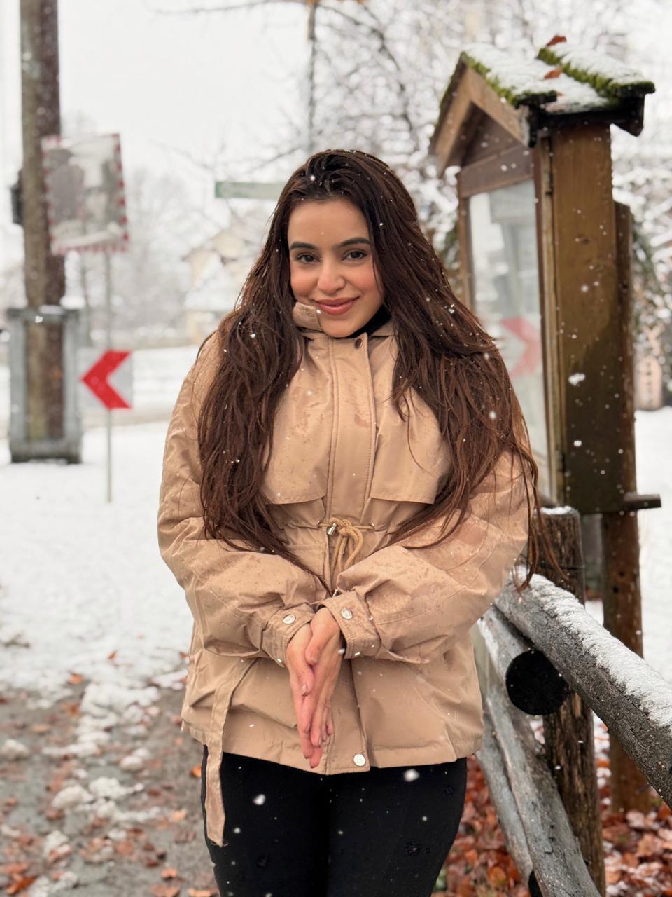 Puffer jacket with hood and drawstring waist for women