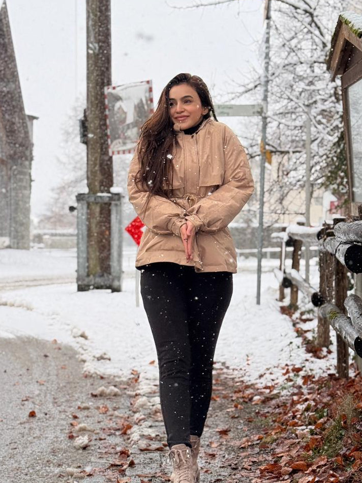 Puffer jacket with hood and drawstring waist for women