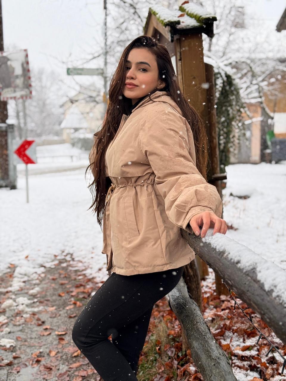 Puffer jacket with hood and drawstring waist for women
