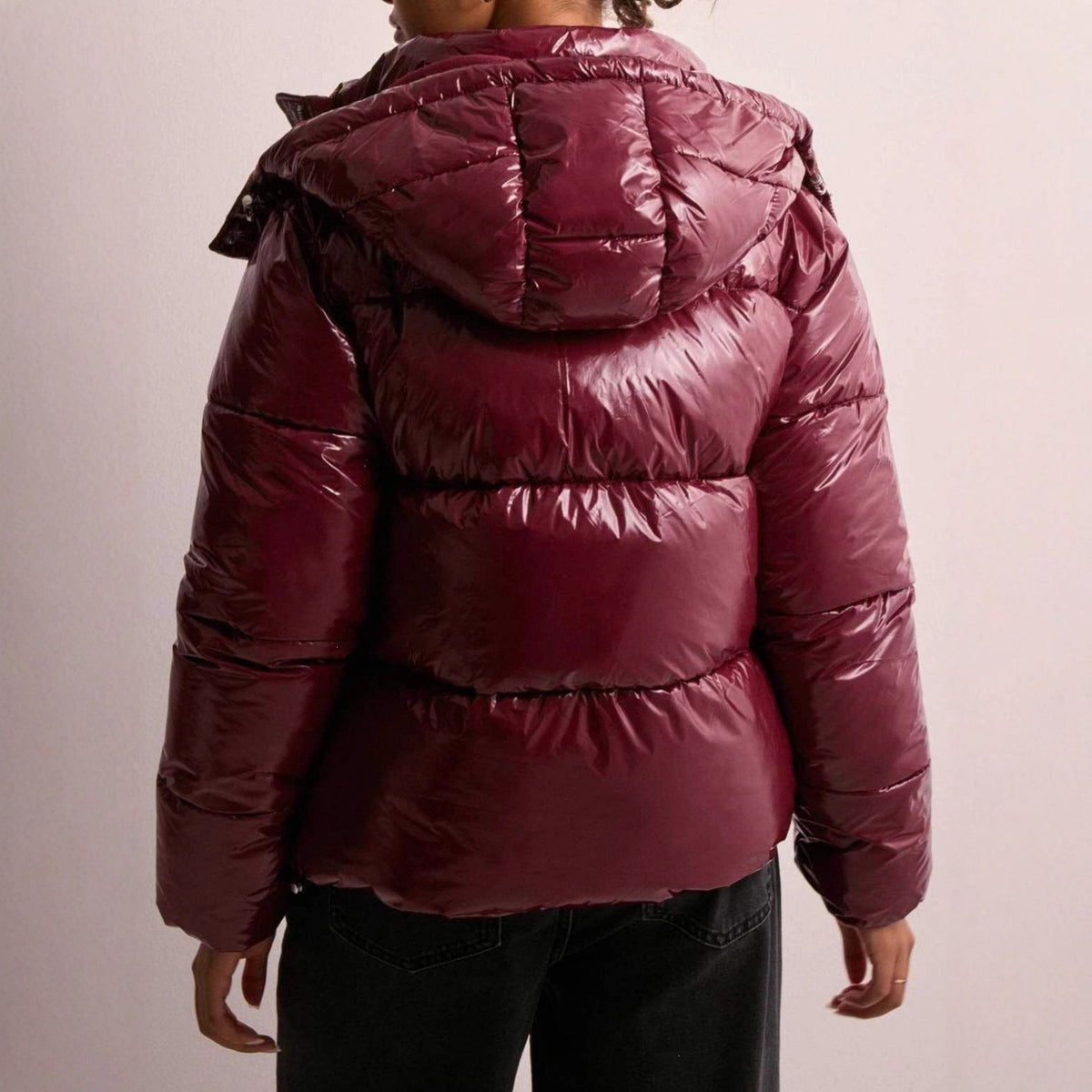 Womens puffer jacket with adjustable hood, elasticated cuffs and zip pockets