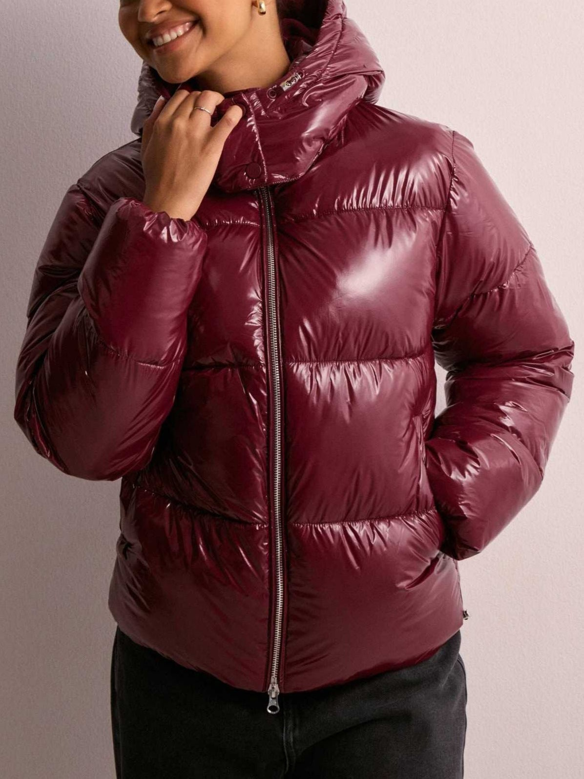 Womens puffer jacket with adjustable hood, elasticated cuffs and zip pockets