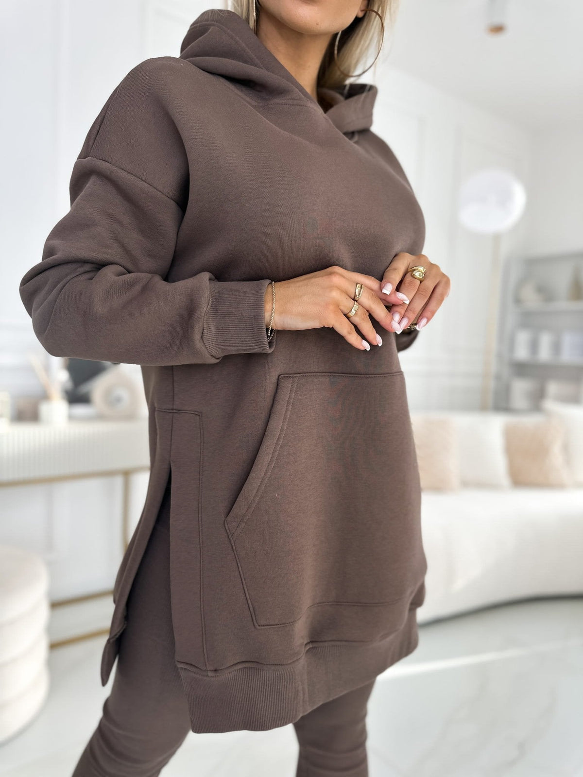 Hoodies and leggings set for women with kangaroo pocket and side slits