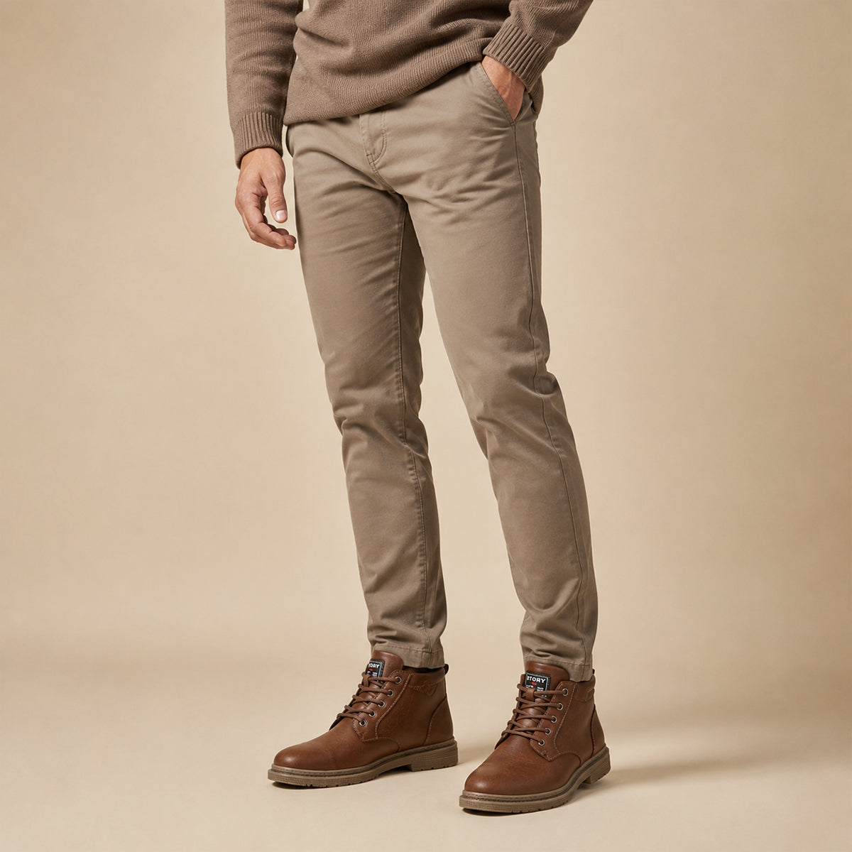 Men's boots with round toe, lace up front and contrast stitching