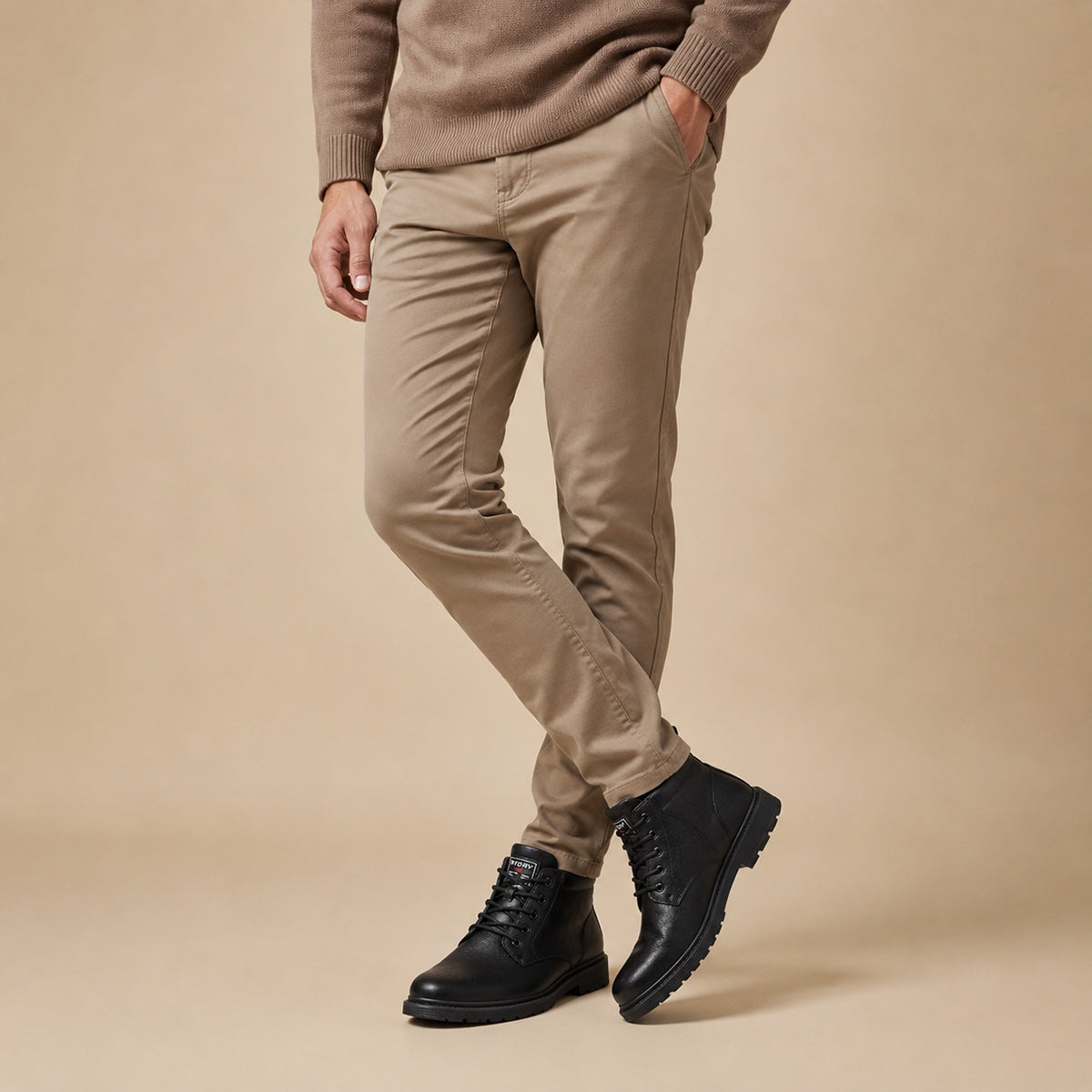 Men's boots with round toe, lace up front and contrast stitching